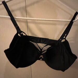 New black bra never worn 36D